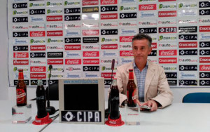 Alejandro Ceballos, entrenador del Recre, en una rueda de prensa.