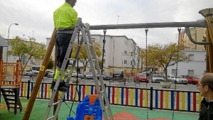 Instalación del columpio en la calle Jabugo.