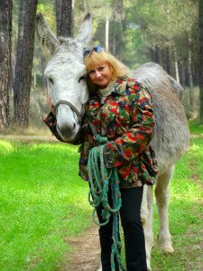 UNA CAMINANTE ESCOCOCESA APRENDIENDO A MANEJAR SU BURRO EN EL ENTORNO DE DOÑANA.