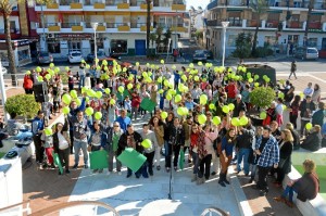 Grupos de discapacitados han recorrido las calles del pueblo para fomentar la sensibilidad de los vecinos en Punta Umbría. 