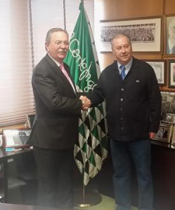 El director de El Corte Inglés junto al presidente del Consejo de Hermandades de Huelva.