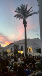 La nevada se incluye entre las actividades navideñas de la localidad.