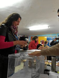 Loles López votando en el Valverde del Camino, localidad en la que es alcaldesa.