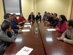 Loles López durante el encuentro con miembros de la Junta Directiva de la Asociación de Jóvenes Empresarios (AJE).