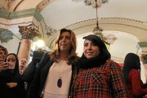 Alba del Rocío López junto a la presidenta de la Junta de Andalucía. 