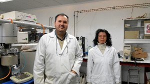 Los investigadores Concepción Valencia y José María Franco, de la Universidad de Huelva.