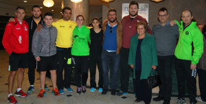 La alcaldesa de Isla posa junto a los deportistas y entrenadores olímpicos.