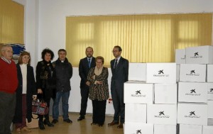 Momento de la entrega de las cajas de alimentos para familias necesitadas.