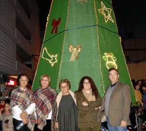 Encendido del árbol en la barriada isleña de Punta del Caimán.