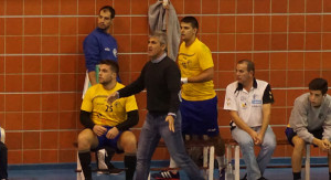 Julio Bermúdez, entrenador del Pedro Alonso Niño, en uno de los partidos.