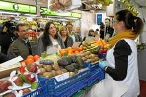 Loles López durante una visita al mercado de El Carmen de Huelva.