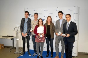 Paula Chaves, Directora de Relaciones Institucionales de MATSA, junto a los alumnos becados.