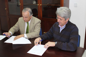 El presidente de la Hermandad de Huelva y el director de Cepsa Refinería La Rábida firman el convenio.