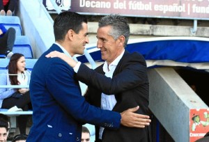 Alejandro Ceballos saluda a Juanito, técnico del San Roque, en la previa del partido / Foto: Josele Ruiz