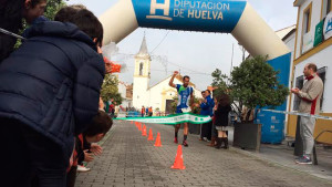 Emilio Martín cruza la meta como ganador en San Bartolomé de la Torre.