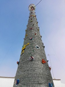 El árbol de Navidad mide 7 metros y está compuesto por unas 48.000 anillas de refrescos.