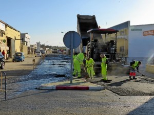 Trabajos de asfaltado en Moguer.