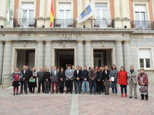 La sociedad onubenses protesta a las puertas del Ayuntamiento de la capital.