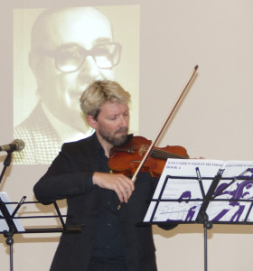 Actuación del profesor del Liceo Municipal de la Música Alan Andrews.