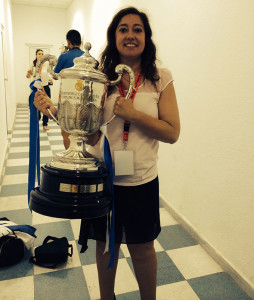 La presidenta del Sporting, Manuela Romero, con la Copa de la Reina.