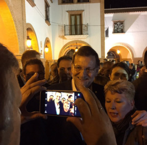 Los vecinos han aprovechado para fotografiarse con Mariano Rajoy. Foto: @ppandaluz