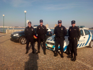 Policías de ambos países velan por la seguridad en Villa Real.