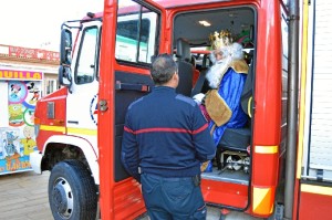 Los Reyes llegaron montados en un camión de bomberos en referencia y dedicatoria a los VI Juegos Europeos de Policías y Bomberos.