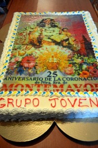 Tarta con el cartel conmemorativo del 25 aniversario de la Coronación. 