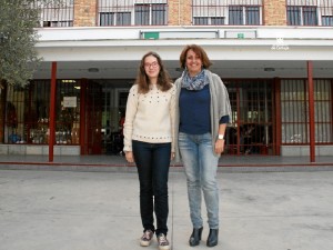 Isabel Marcos González, junto a la directora del IES ‘Rafael Reyes’.