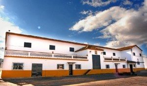 Fachada de la sede de la Cooperativa del Campo San Antonio Abad, en Trigueros.