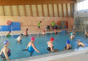 Ejercicios de hidroterapia en la piscina.