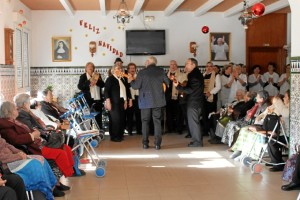 La comitiva ha estado acompañada por el coro de Mayores de El Lazareto. 