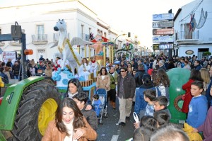 Sobre ellas un total de 135 niños y niñas hacían de figurantes para repartir papelillos y serpentinas.