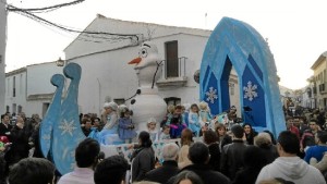 Técnicos municipales se han encargando del montaje de las carrozas.