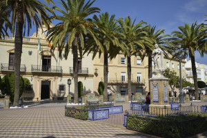 El edificio, conocido como Casa Marchena, está situado en la Plaza de la Laguna.