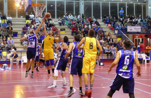 Hasta el momento el Huelva ha ganado los dos partidos disputados ante el CB San Juan. / Foto: www.andaluzabaloncesto.org.