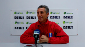 Alejandro Ceballos, durante la primera rueda de prensa del año, previa al partido en Linares. / Foto: @recreoficial.