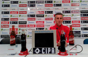 Alejandro Ceballos, entrenador del Recre, ante los medios. / Foto: @recreoficial.