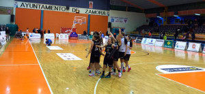 Las jugadoras del CB Conquero celebran el gran triunfo logrado en Zamora. / Foto: @Quinterazo.