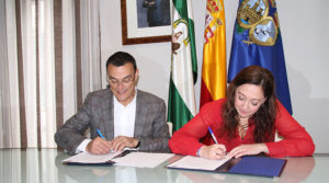 Un momento de la firma del convenio entre la Diputación y el Sporting de Huelva.