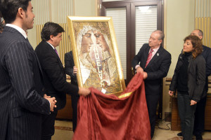 Antonio González y Gabriel Cruz descubren la obra ante la atenta mirada de Elena Tobar y Manuel Peña