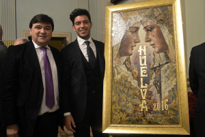 Gabriel Cruz junto al artista y el cartel