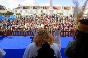 Miles de niños aguardaban la llegada de los Reyes Magos a Ayamonte.