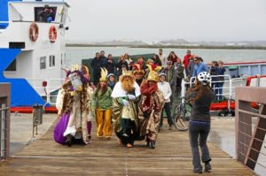 Sus Majestades se trasladaron en barco hasta la Puerta de España.