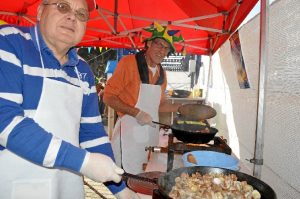 Los asistentes han degustado unos 250 kilos de bivalvos.