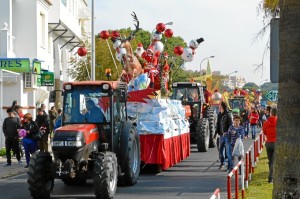 Cabalgata de sus Majestades por las calles de El Portil.