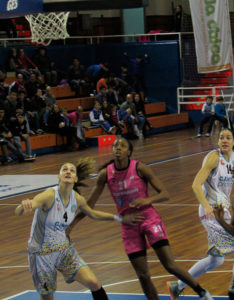 El gran partido de Elonu ante el equipo riojano le ha llevado a ser la más valorada de la jornada. / Foto: www.cbconquero.es.