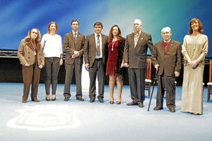 Medallas de Huelva Solemnidad y emotividad se han dado de la mano en el acto que ha servido de marco a este discurso, uno de los principales eventos que marcan la festividad del Patrón San Sebastián, en el que el Ayuntamiento ha nombrado a título póstumo Hijo Predilecto de la ciudad al pintor José Caballero y ha distinguido con las Medallas de Huelva al humorista Pedro Reyes, al Sporting Club de Fútbol Femenino, a la emprendedora y defensora del baile flamenco Isabel Toscano, a la Hermandad de la Buena Muerte en su centenario, al solidario artista Antonio Herrera Dabrio ‘La Moni’ y al fundador de la Hermandad de Emigrantes del Rocío, Juan Gil Zamora.  Se han proclamado, asimismo, los nombramientos de calles en honor a Jesús Hermida, Charles Adam, el Doctor Pedro Naranjo, Ángel Muriel, Los Maestros, Callejón del Santo Entierro.  Como ha destacado el alcalde, que ha tenido palabras de reconocimiento para todos ellos, “nuestra festividad del Patrón San Sebastián nos sirve de marco para defender el talento netamente onubense, para afianzar nuestras raíces, condecorando a quienes creyeron en sus propios proyectos y cumplieron unos sueños que algunos pudieron ver peregrinos, pero finalmente, con mucho esfuerzo, redundaron en beneficio de la sociedad. Sueños que tuvieron y tienen auténtica proyección y hacen crecer a Huelva”. Para Cruz, “estas personas e instituciones son el espejo en el que tiene que mirarse nuestra ciudad, una comunidad cada vez más pujante y solidaria”.  Por su parte, en representación de todos los distinguidos, la presidenta del Sporting Club de Fútbol, Manuela Romero, ha pronunciado un discurso en el que ha querido contagiar a la ciudad de la ilusión, el coraje y el esfuerzo de su equipo, dando las gracias a Huelva por estas Medallas. “Ésta -ha dicho Romero- es nuestra carta de presentación: Arte, Talento, Tradición, Duende, Compromiso, Solidaridad y Esperanza al servicio de los onubenses, para construir un destino que está en nuestras manos, porque todo es posible si remamos juntos en la misma dirección rumbo al Futuro de Huelva”.   “Nuestra ciudad -ha concluido- es grande, mucho más de lo que podemos imaginar. Tan pequeña en extensión como grande en valores que nos hacen únicos, mágicos, diferentes y que nos deben motivar para aspirar a más”.