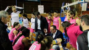 Gabriel Carrasco da instrucciones a sus jugadoras. / Foto: www.cbconquero.es.