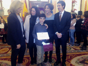 El presidente del Congreso y dos ministros entregaron el premio a Pau.